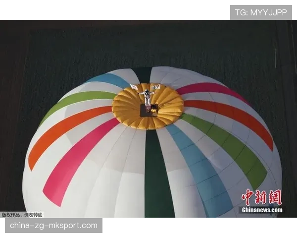 顶级热气球手的操作：他是如何通过气流判断控制飞行高度的